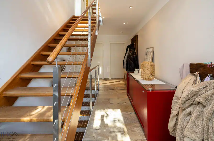 Moderne Doppelhaushälfte Dachterrasse in Peißenberg Wörth - Treppenhaus EG (43758)